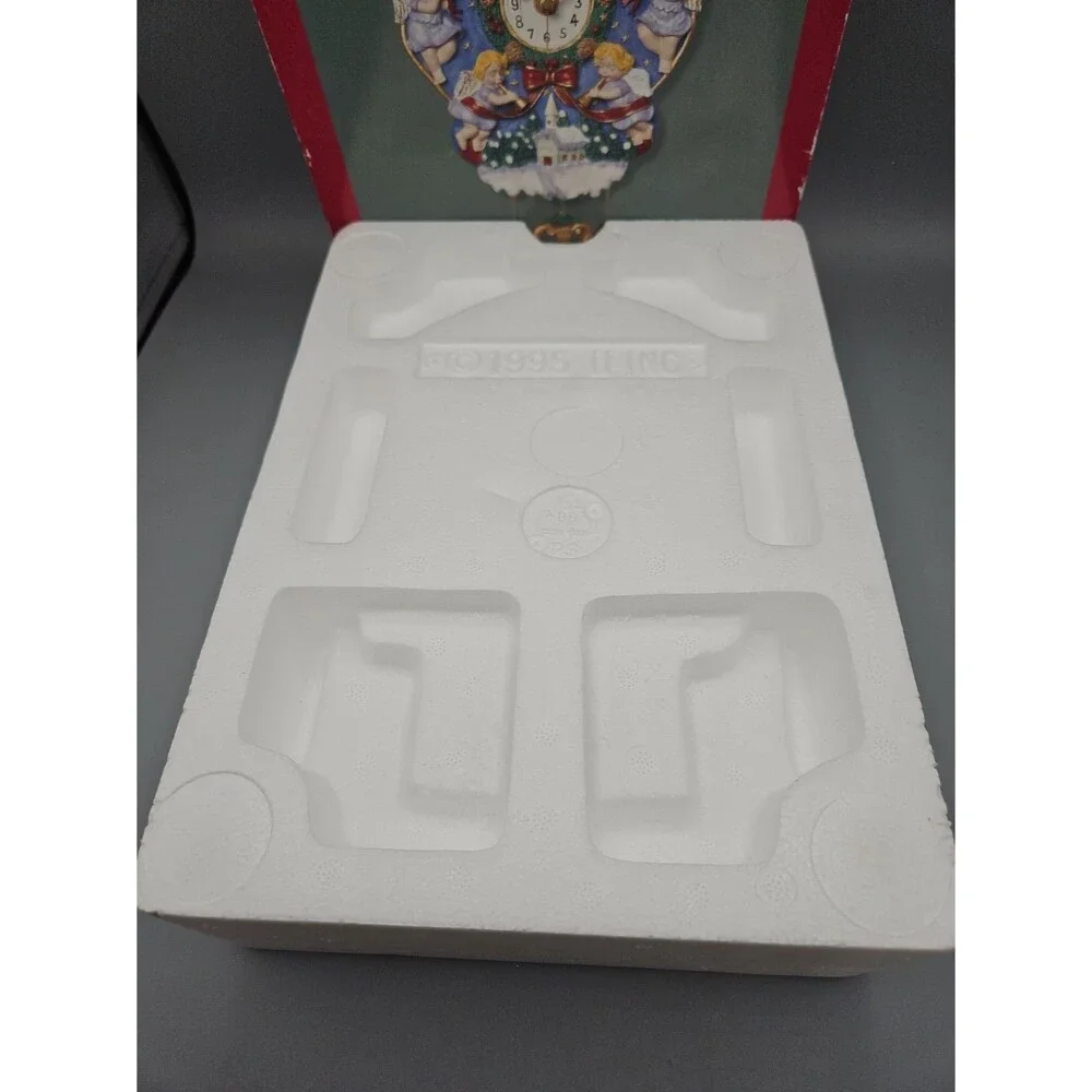 Christmas Musical Cuckoo Clock 12 Holiday Classics Every Hour 1995 WORKS W/box
